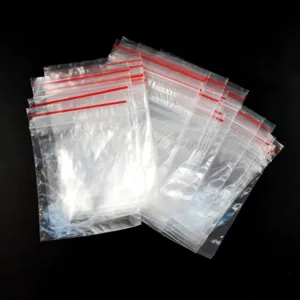 Gedetailleerd overzicht van doorzichtige plastic zakjes en PE verpakkingszakken.