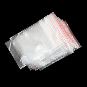 Detail van transparante PE zipzakjes, gestapeld aanzicht van plastic verpakkingszakken.