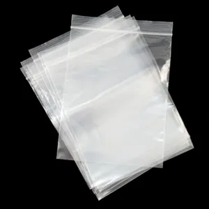 Gedetailleerd overzicht van doorzichtige plastic zip zakjes van PE materiaal met sterke sluiting.