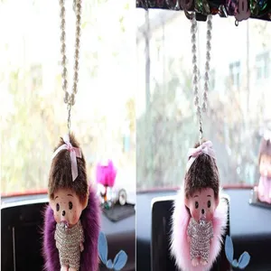 Leuke pluche pop hanger detail met parelketting voor interieur decoratie in auto.