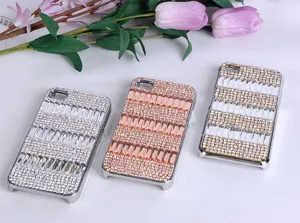 Detailaufnahme von luxuriösen Strass Kristallglas Handyhüllen in Silber, Roségold und Gold.