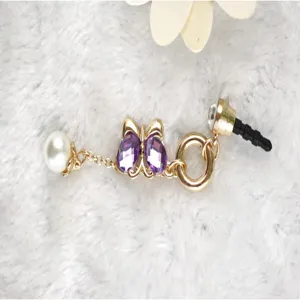 Gedetailleerd overzicht van een glitterende paarse kristallen vlinder 3.5mm telefoon stofplug.
