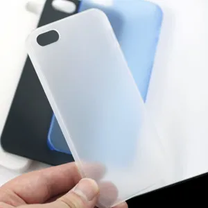 Vista dettagliata della custodia protettiva in PC trasparente e opaco per Apple iPhone.
