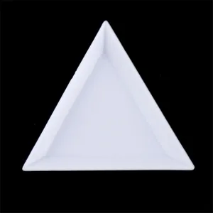 Primer plano detallado de una bandeja de clasificación triangular de plástico blanco.