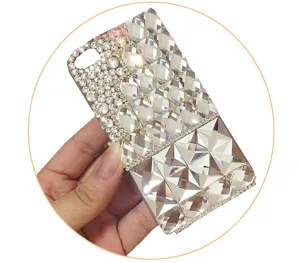 Detailansicht der Luxus Strass Handyhülle mit großen geometrischen Kristallsteinen.