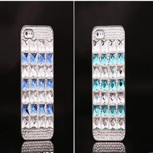 Glänzendes Kristall Strass Handyhülle Detail zeigt exquisite facettierte Edelsteinverarbeitung.