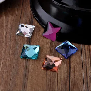 Detailaufnahme von bunten quadratischen Kristallglas-Strasssteinen fuer DIY-Handyhuelle.
