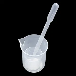 Transparenter Kunststoff-Messbecher mit Skala und Pipette zum Mischen von Epoxidharz.