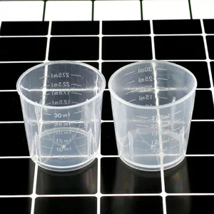 Transparente Messbecher aus Kunststoff mit Skala, ideal zum Mischen von Harz und Farben.