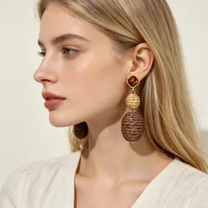 Pendientes colgantes de cuerda de cáñamo tejida retro con cristal ámbar y esferas geométricas.