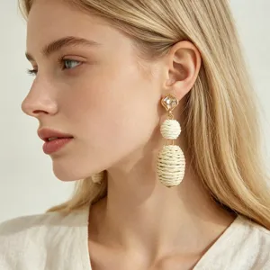 Pendientes colgantes de cuerda tejida con brillantes de estrás para un estilo bohemio.