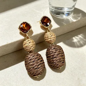 Pendientes étnicos retro de cuerda de cáñamo tejida, detalle geométrico con cristal.
