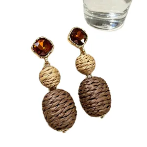 Pendientes colgantes de paja tejida vintage con diamantes de imitación ámbar para mujeres.
