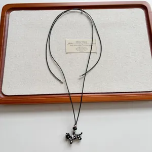 Hübsche gepunktete Welpen-Anhänger Halskette mit verstellbarer Kordel, schicke Pulloverkette.