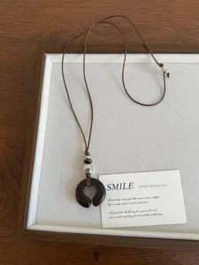 Collana con ciondolo geometrico in legno vintage stile cinese per donna catena lunga.