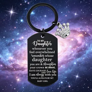 Llavero de placa de acero negro con dije de corona, regalo significativo para hija.