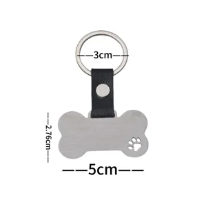 Détail de porte-clés os de chien en acier inoxydable avec dimensions et patte ajourée.