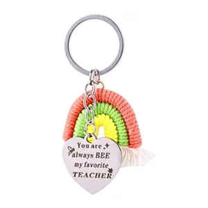 Vue détaillée du porte-clés arc-en-ciel en macramé avec pendentif en acier inoxydable.