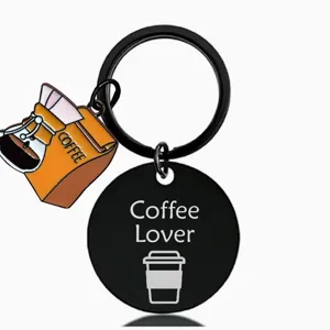 Detailaufnahme des Edelstahl Kaffeeliebhaber Schlüsselanhängers mit Kaffeekanne Anhänger
