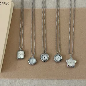 Set di collane con ciondolo a forma di orologio tascabile argentato, vista dettagliata.