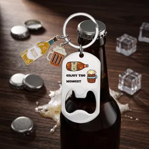 Primo piano del portachiavi apribottiglie in acciaio inossidabile con ciondoli a tema birra.