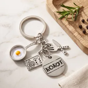 Llavero de metal de cocina mini con sartén libro de cocina y tenedor para amantes.