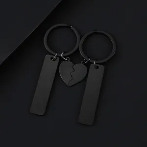 Set di portachiavi di coppia nero minimalista con ciondolo a cuore spezzato e targhette.