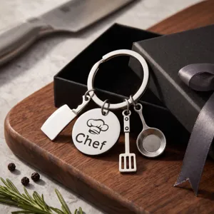 Llavero de metal con temática de chef de cocina y mini colgantes de utensilios con caja.