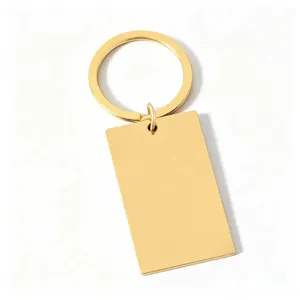 Gros plan et detail du porte-cles rectangulaire vierge en acier inoxydable dore poli.
