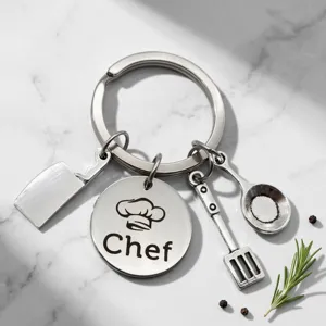 Llavero metal utensilio cocina miniatura detalle con dije sombrero de chef brillante.