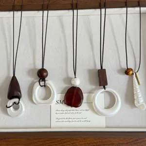 Elegante collana lunga in stile vintage cinese con ciondolo multi-materiale per donne