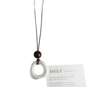 Chic collana con ciondolo a goccia bianco perla e cordino scuro, elegante catena maglia.
