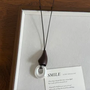 Elegante collana con ciondolo a goccia bianco perla in stile cinese con cordino lungo.
