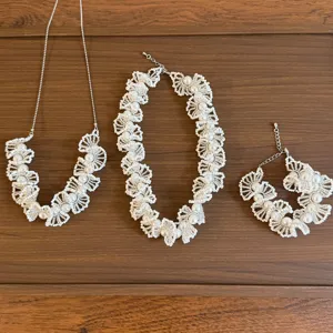 Vue détaillée de l'ensemble de collier et bracelet en dentelle et perles de style français.