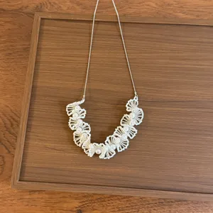 Délicat collier de perles en dentelle française, élégante chaîne ras-de-cou minimaliste pour femmes.