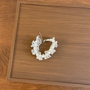 Détail du bracelet en dentelle et perles de style français, design chic avec de belles perles.