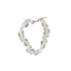 Collier ras de cou élégant en dentelle blanche et perles style français, design floral.