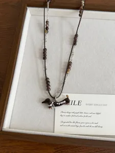 Detailaufnahme der niedlichen Dackel-Anhänger Halskette mit Perlen mehrschichtigen Kette.
