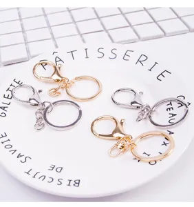 Detailopname van metalen karabijnhaken en sleutelringen voor handige DIY accessoires.