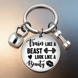 Edelstahl Fitness Schlüsselanhänger Detail, gravierter Spruch Anhänger mit kleinen Charms.