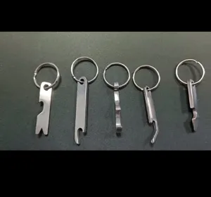 Nahaufnahme von Edelstahl Flaschenöffnern mit mehreren praktischen Metall Schlüsselanhänger Designs.