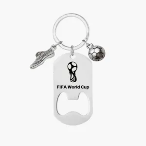 Vista dettagliata del portachiavi apribottiglie in metallo FIFA World Cup con ciondoli.