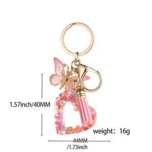 Porte-clés cœur en résine avec papillon mignon et pompon rose pour élégants sacs.