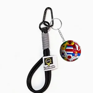 Weltmeisterschaft Fußball Schlüsselanhänger mit Lanyard und bunten Flaggen Ball.