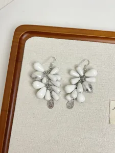 Elegantes pendientes colgantes de cuentas blancas para mujer, joyería de moda artesanal.