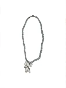 Collar de cadena tejida a mano con dijes de gota blancos para detalle de joyeria fina
