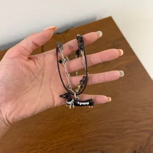 Niedliche schwarze Dackel Welpen Anhänger mehrlagige Halskette mit Perlen Kette Modeschmuck