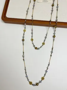 Vintage dubbellaagse kralenketting met gouden metalen bloemen en kleurrijke kristalkralen.