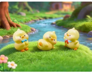 Vue détail des petites figurines de canards jaunes en résine pour la décoration de jardin.