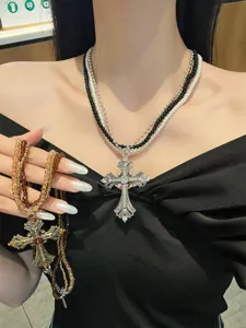Collier ras de cou multi-couches avec pendentif croix, style gothique perles élégant.